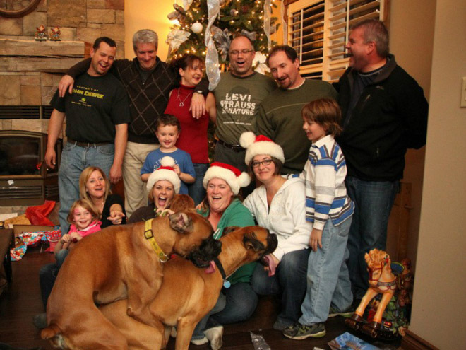 Hilarious Christmas family group photo.