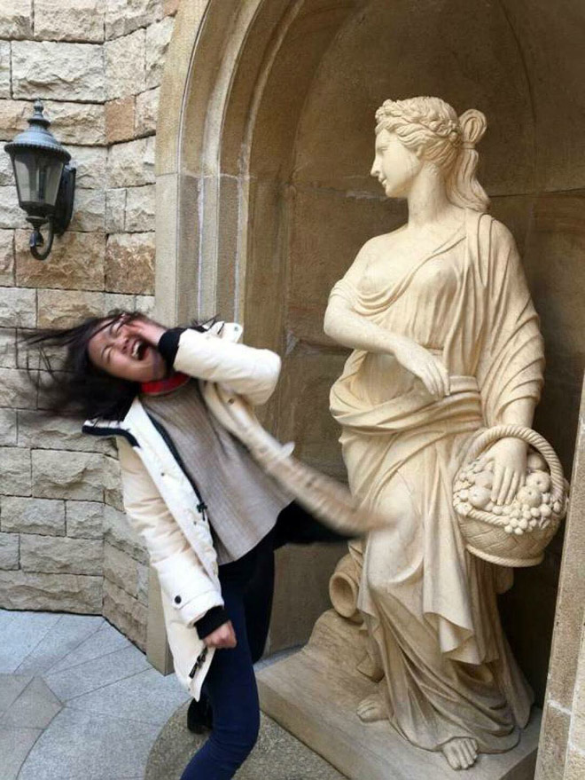 The statues are beating up people for a change!