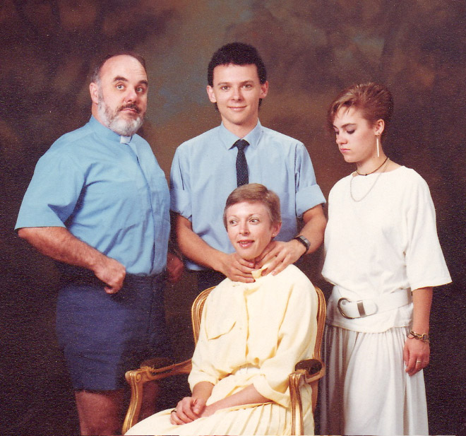 Some people have really weird family photos...