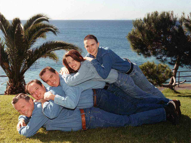 Some people have really weird family photos...